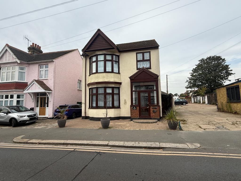 Lot: 137 - DETACHED HOUSE WITHIN EASY REACH OF THE VIBRANT LEIGH BROADWAY - Block paved frontage leading to entrance and side access